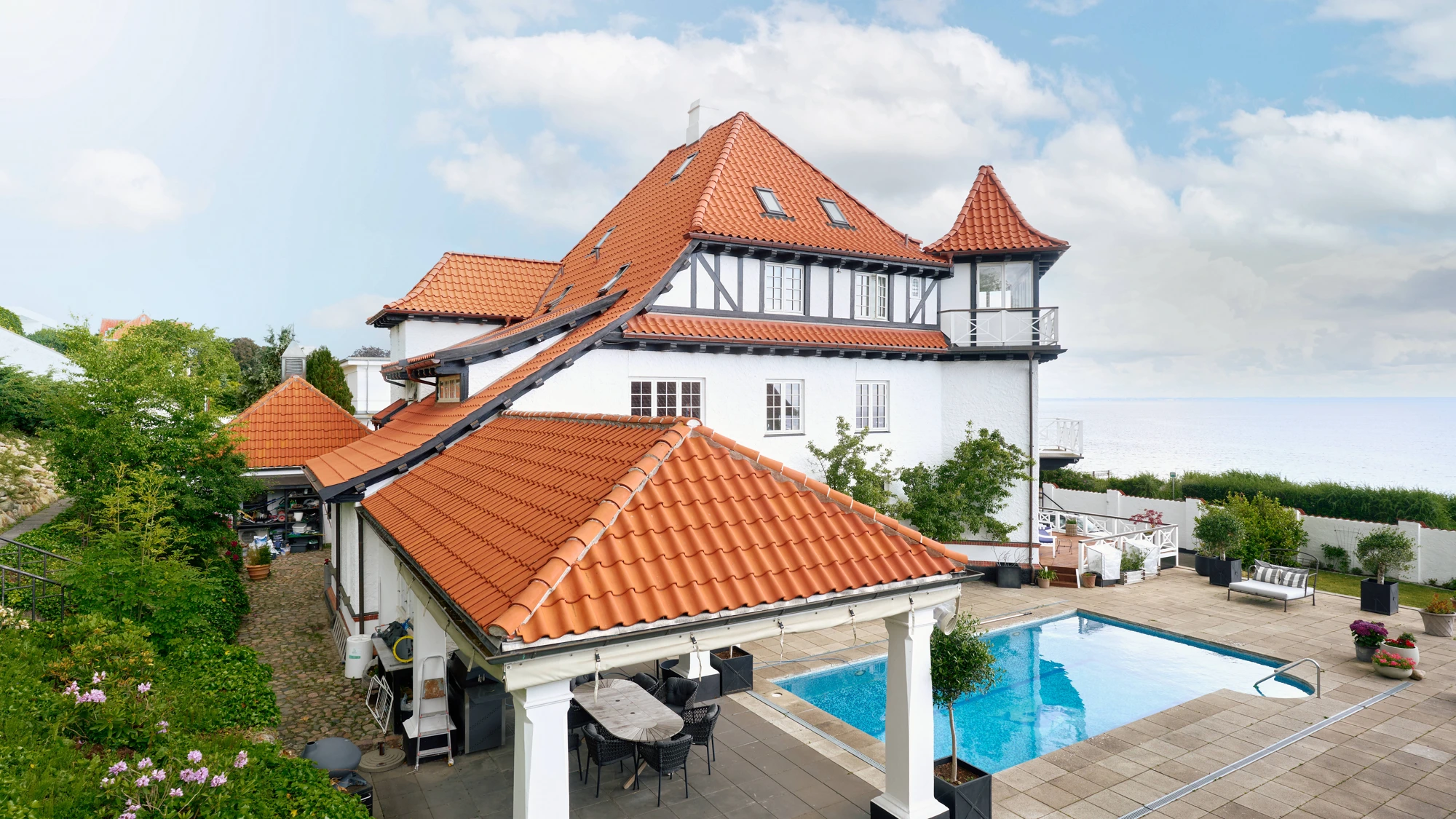 Hele palæet på Rungsted Strandvej med nyt rødt tegltag, pool og Øresund