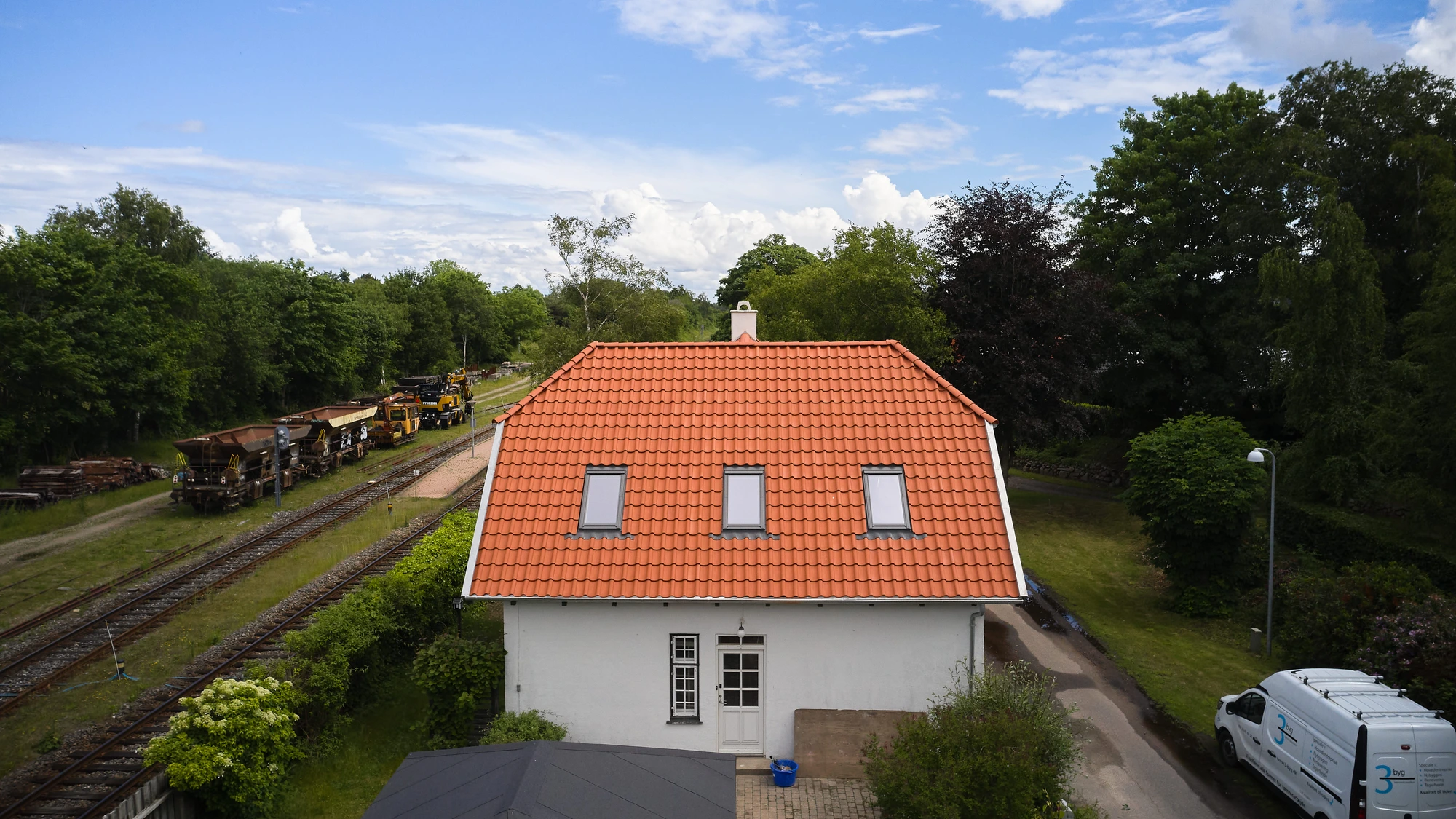 Gilleleje — Rødt tegltag på en historisk stationsbygning med mere end 100 år på bagen.