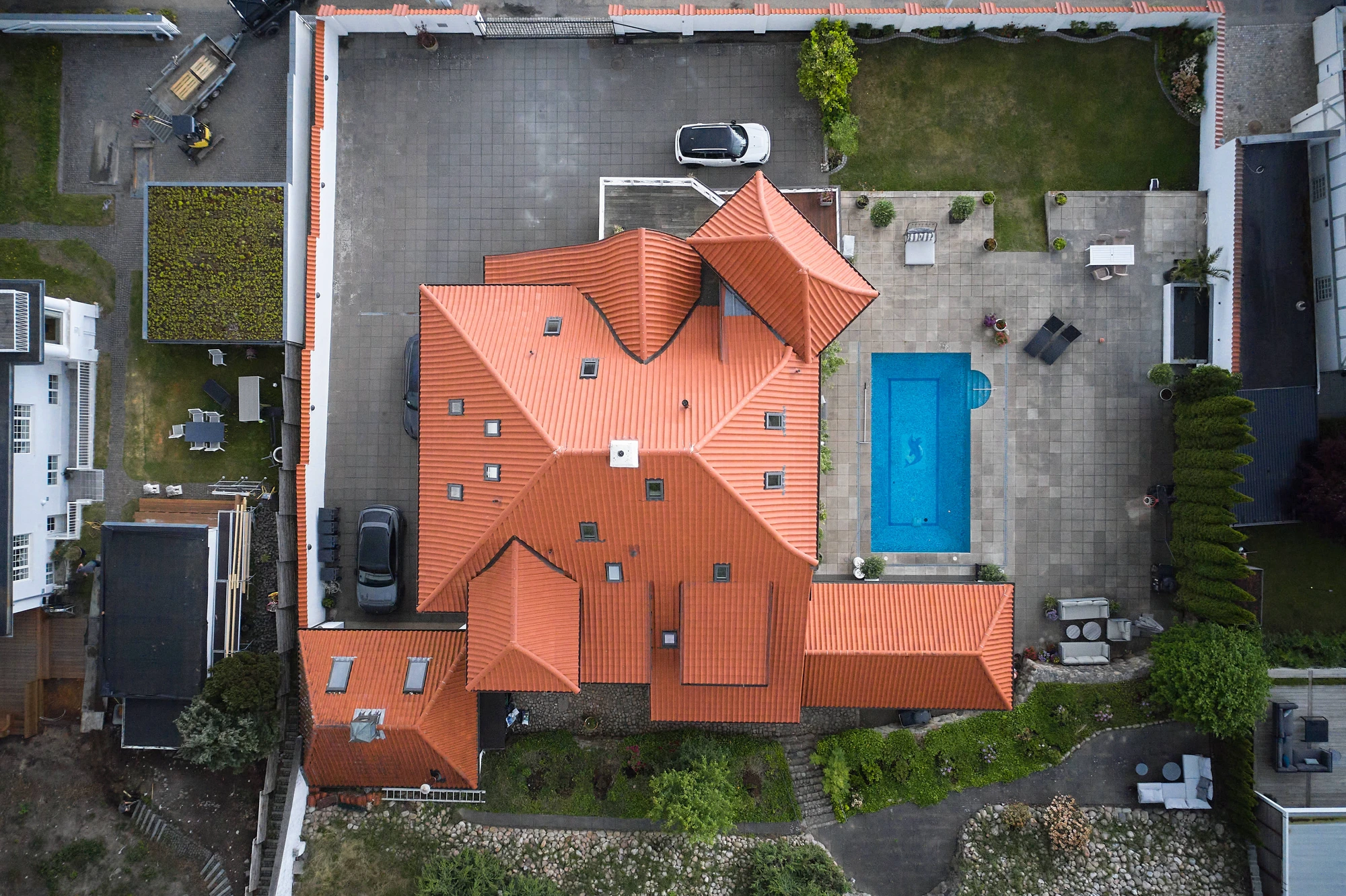 Luftfoto af hele palæet på Rungsted Strandvej med nyt rødt tegltag, pool og terrasse