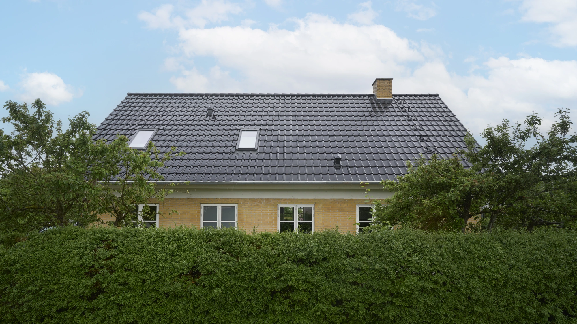 Espergærde — Sort tegltag med indbyggede solcelletegl — klassisk udtryk, moderne energi.