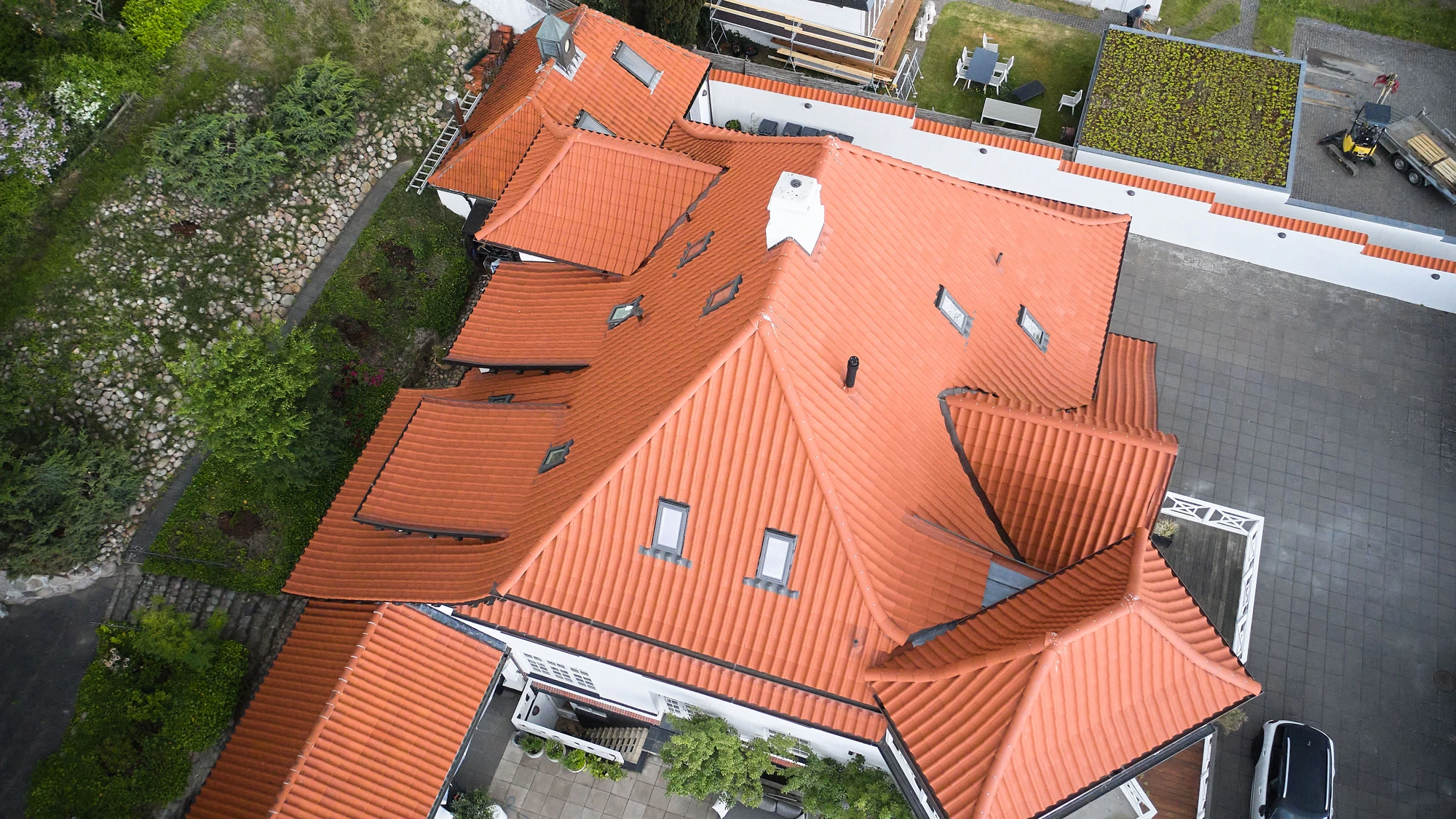 Luftfoto af palæets 514 m² store røde tegltag med mange tagflader og skotrender