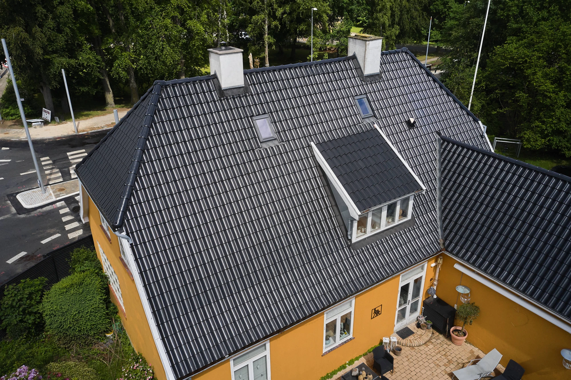 Helsingør — Sort klassisk tegltag på en herskabelig 30'er-villa med bevaringsværdi 6 — og ny hoveddør.