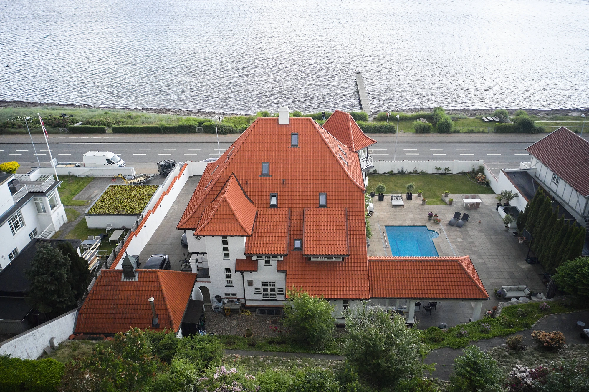 Palæet på Rungsted Strandvej med nyt rødt tegltag set fra oven mod Øresund