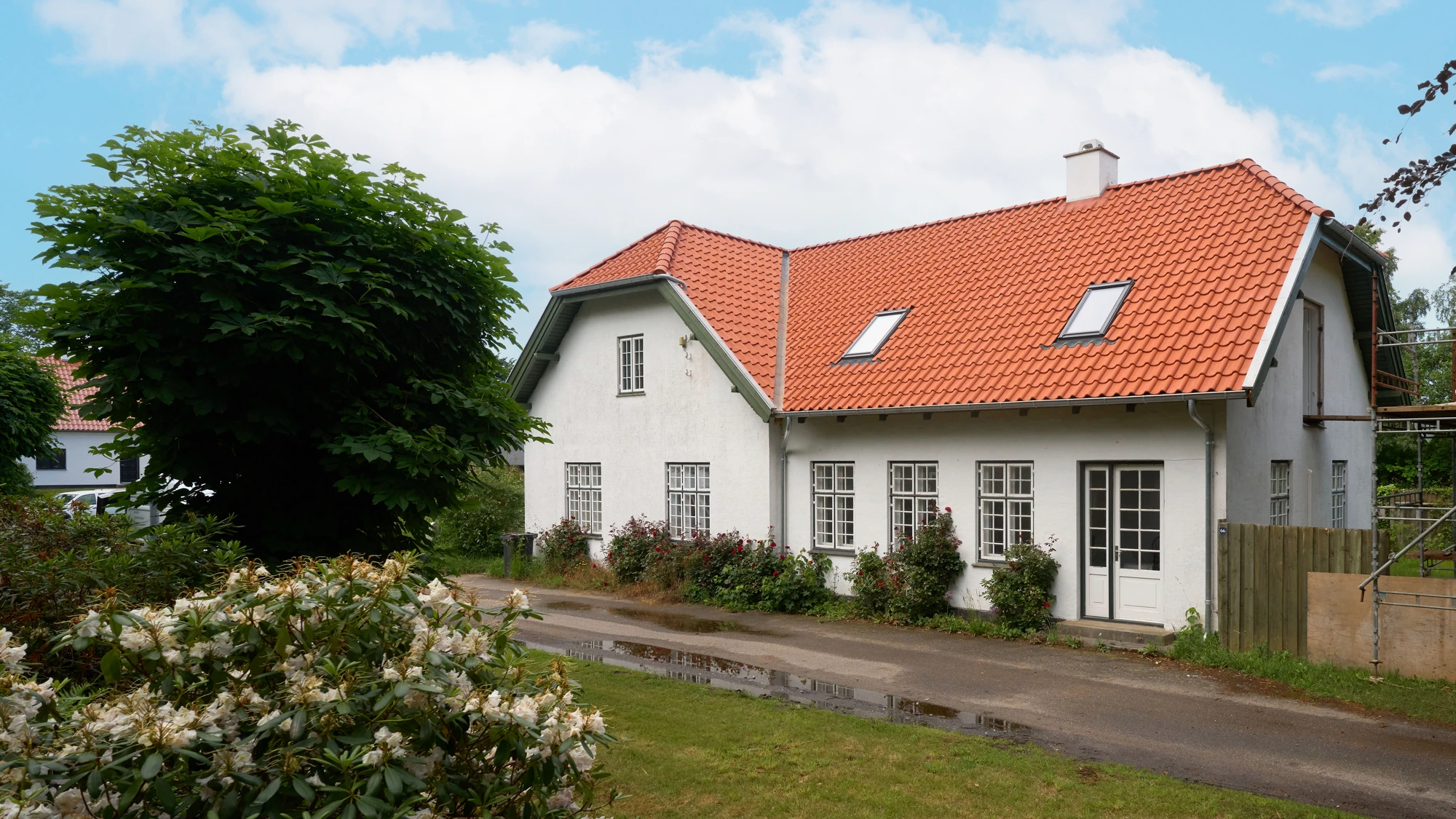 Den renoverede stationsbygning i Gilleleje med nyt rødt tegltag set fra vejen