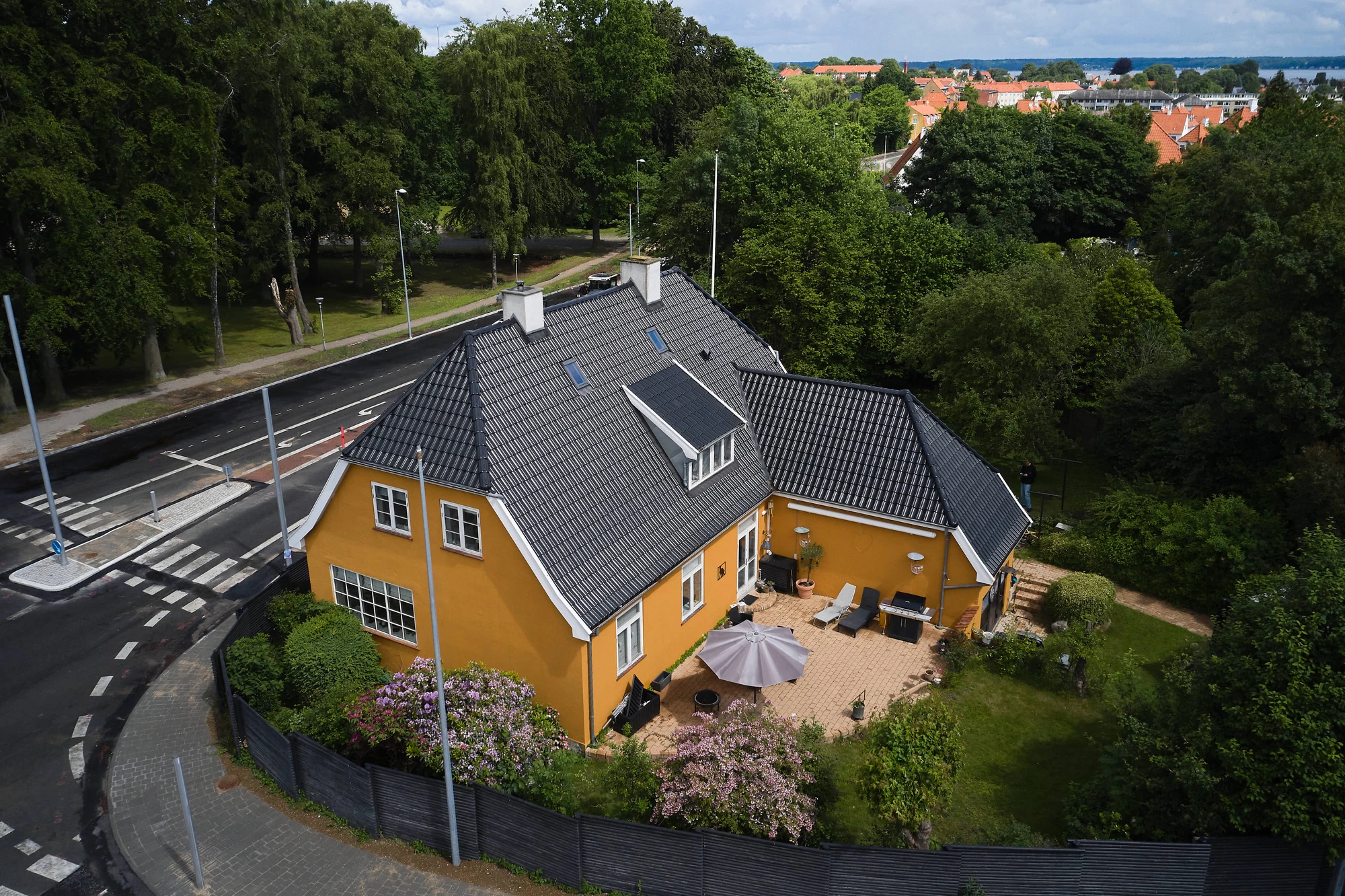 Herskabelig gul 30'er-villa i Helsingør med nyt sort tegltag og udsigt mod Øresund